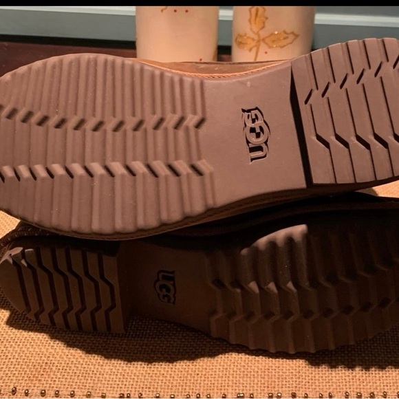 UGG Brown Rain and Snow Boots with Rubber Sole and Leather Upper - Picture 6 of 9